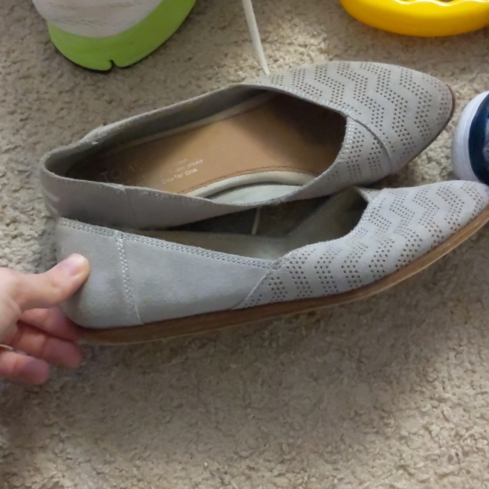 Tom's size 6 flat shoes in grey seude